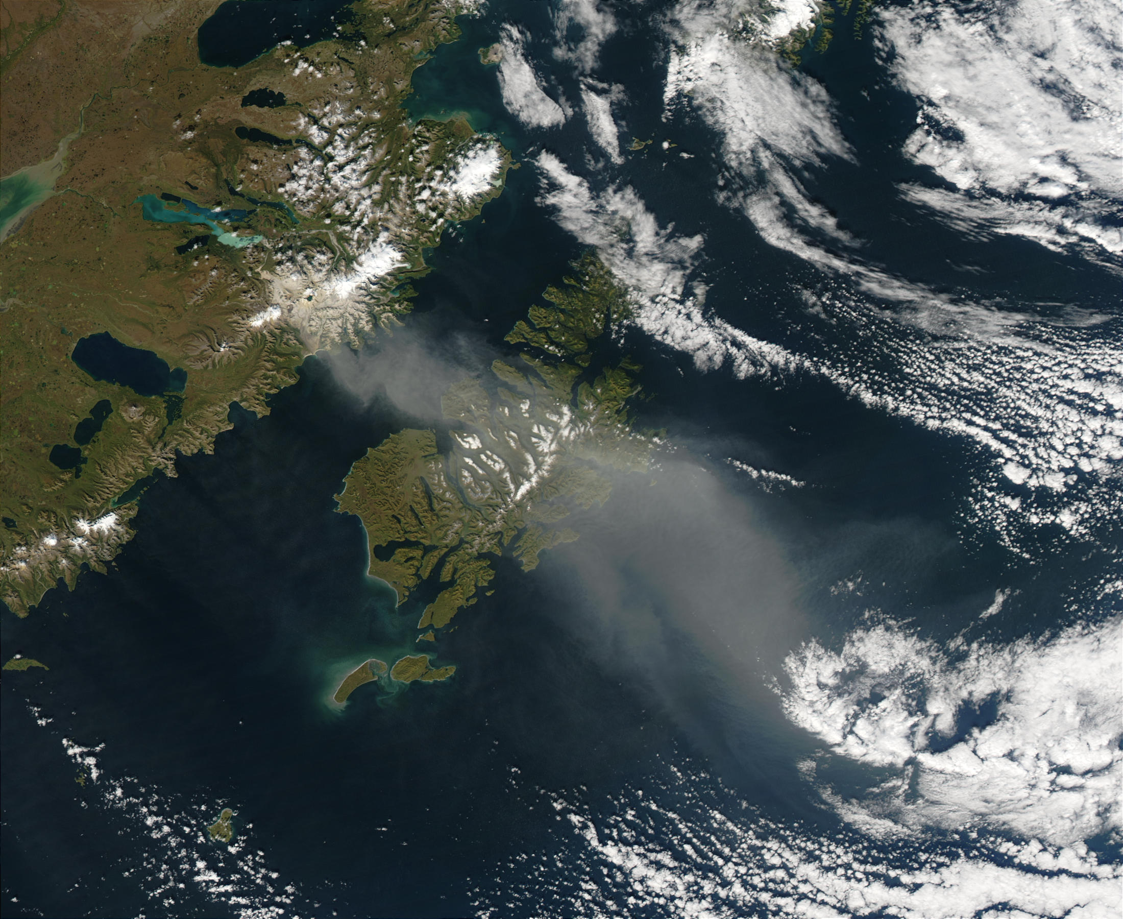 Ceniza volcánica resuspendida encima de la isla de Kodiak, Alaska