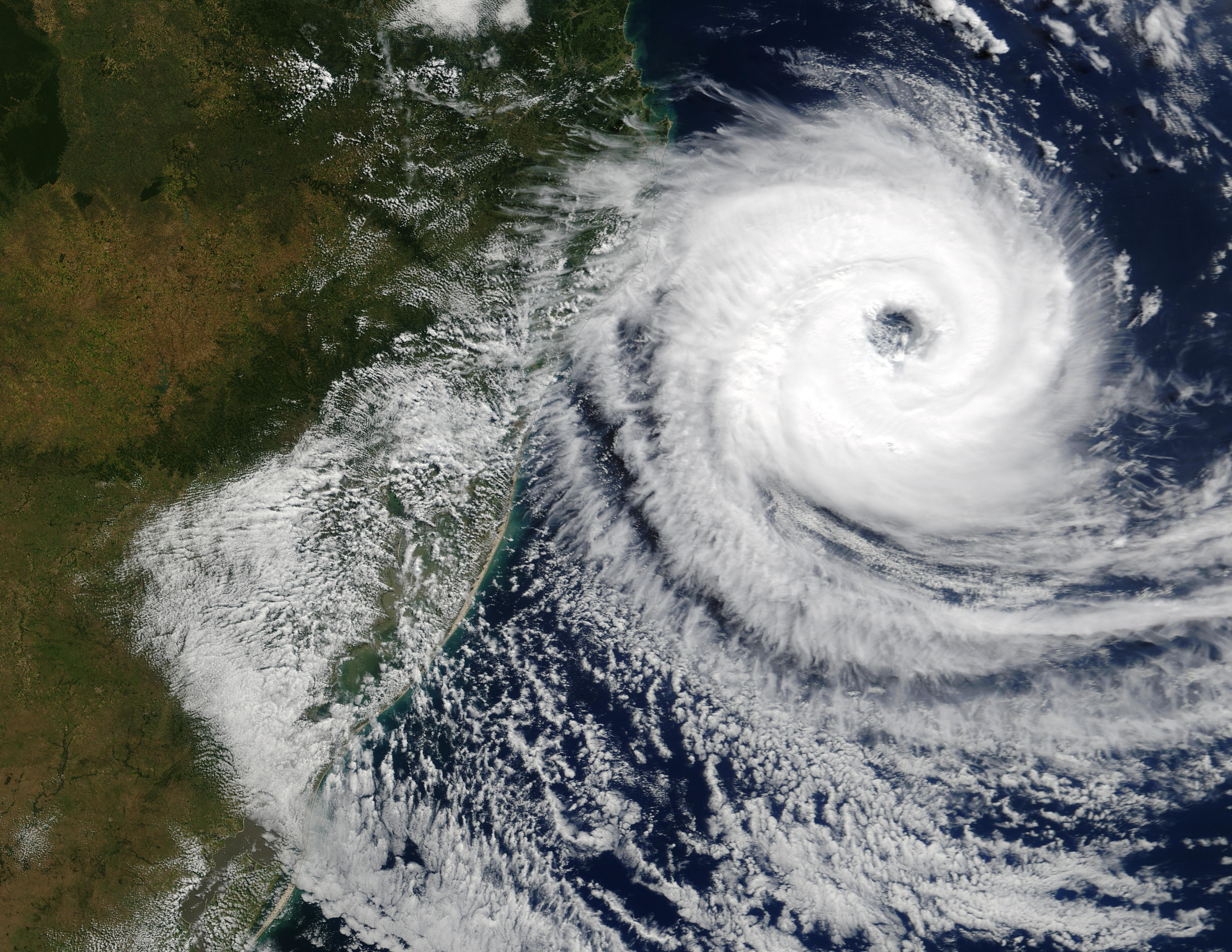Ciclón tropical cerca de Brasil meridional (seguimiento satelital de la mañana)