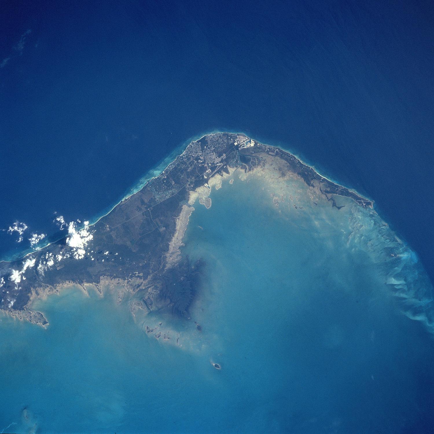 Foto, Imagen Satélite de la Isla Gran Bahama, Freeport y Lucaya, Bahamas