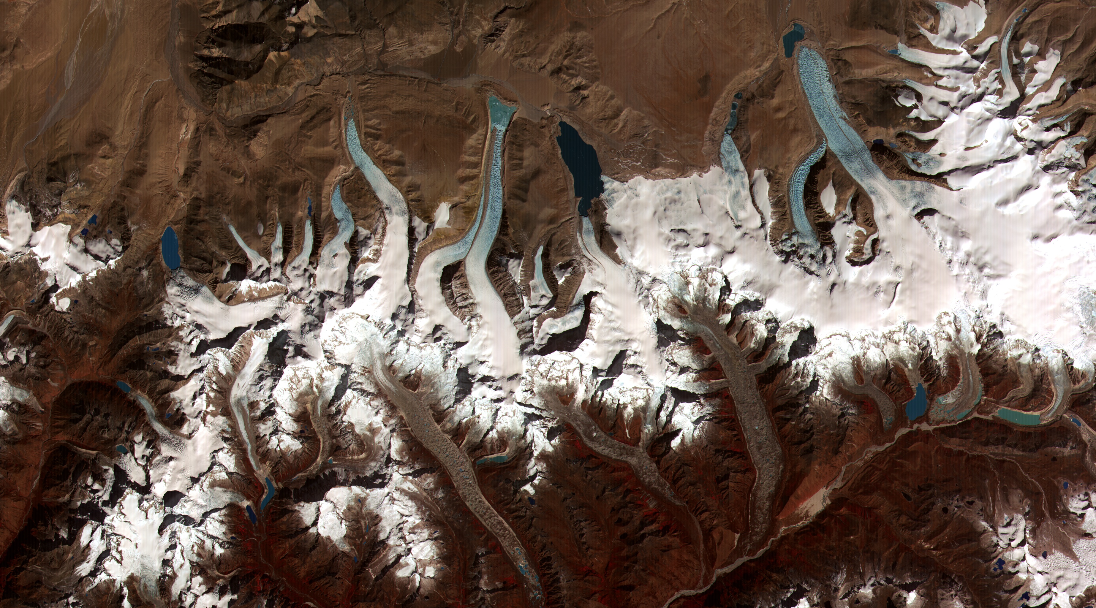 Lagos glaciales formados por glaciares en retirada