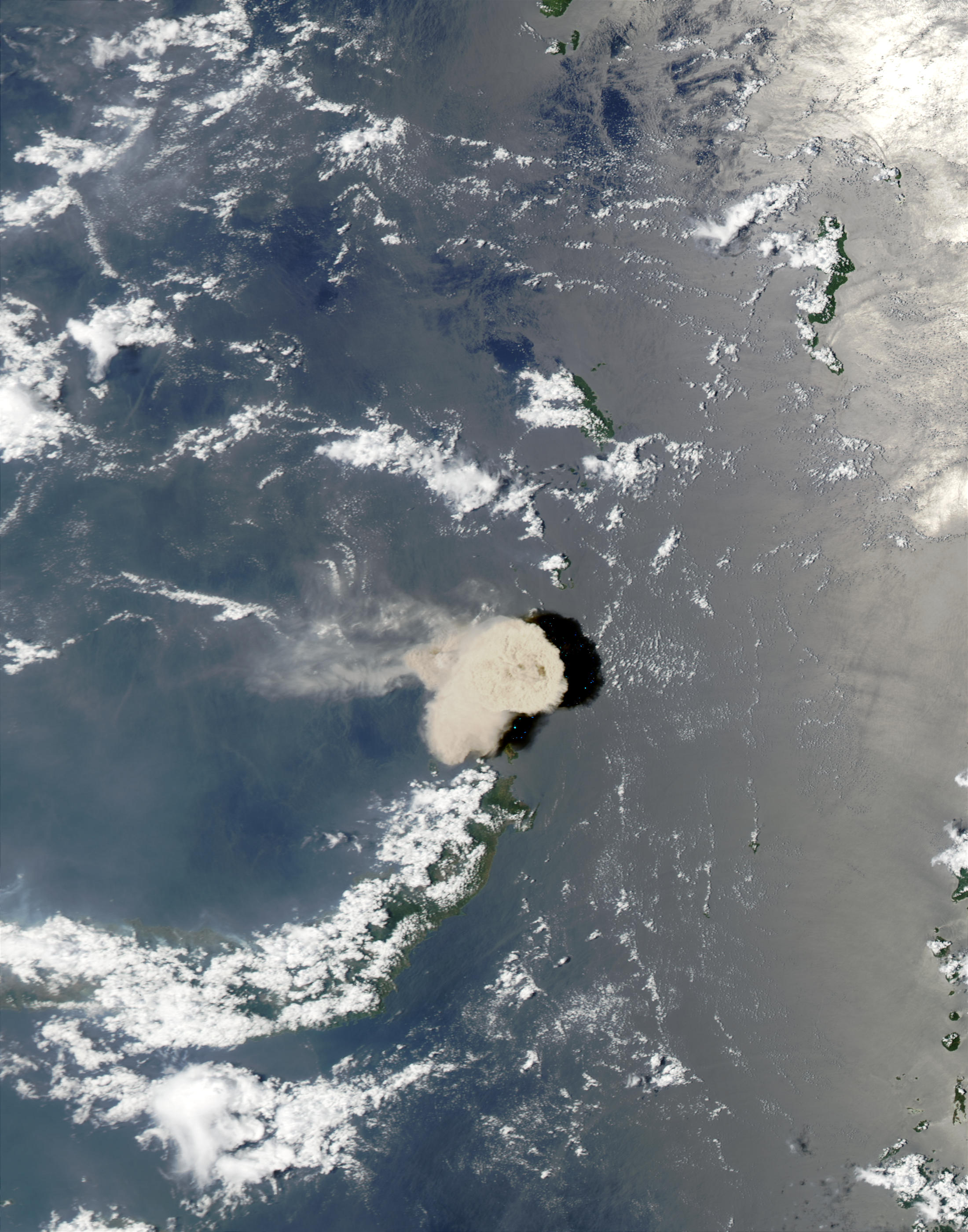 Nube de ceniza del volcán Ruang, Indonesia