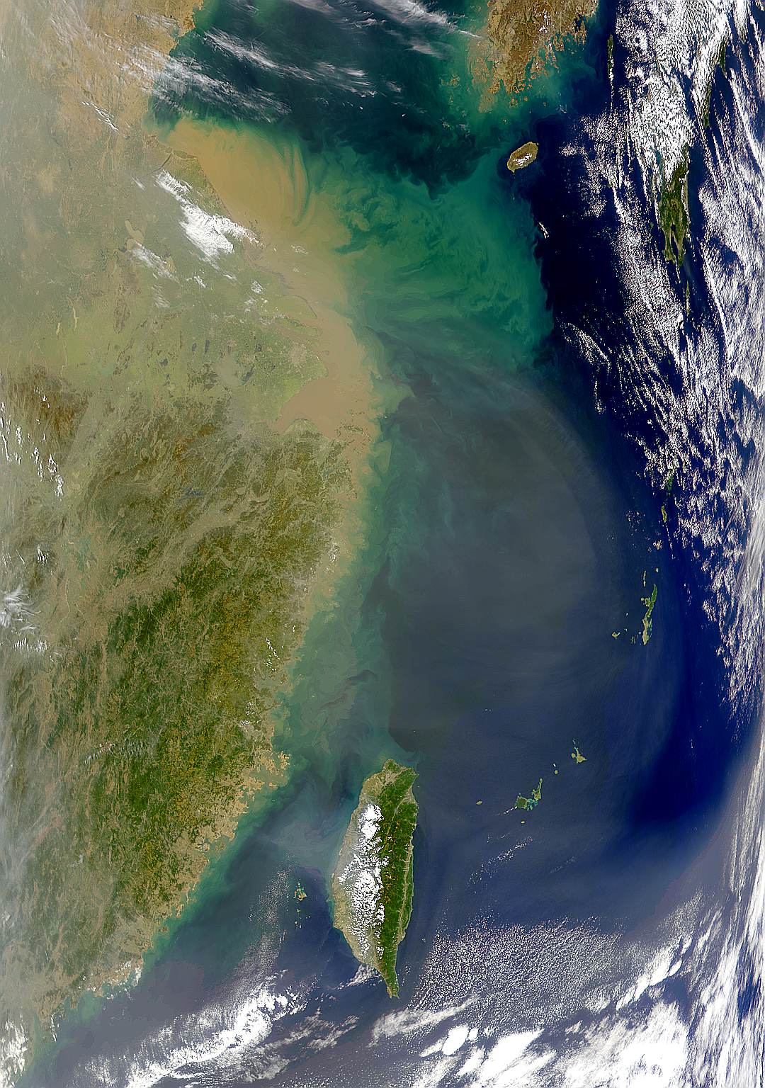 Polvareda chino en el aire y lodo en el agua