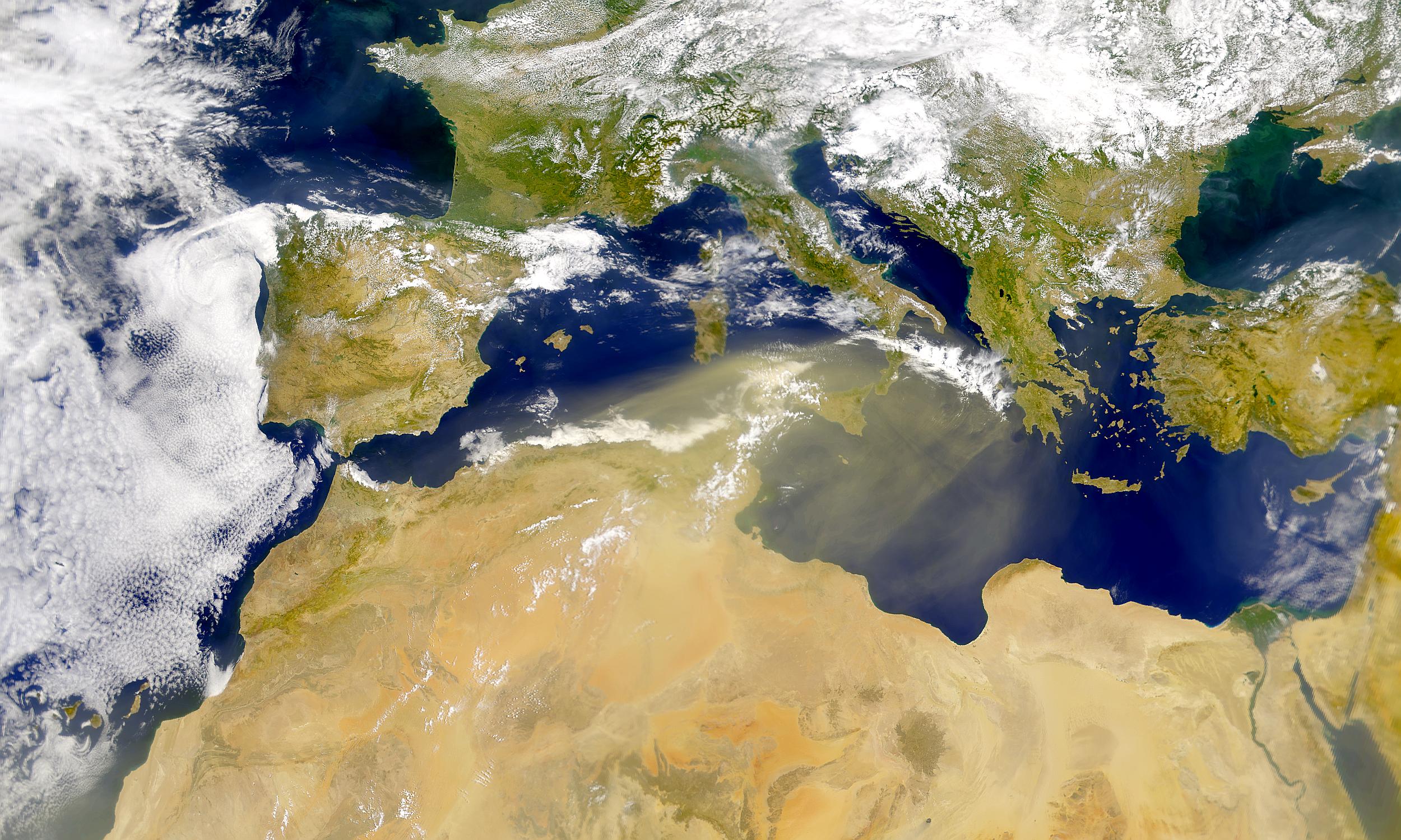 Polvareda soplando encima del Mediterráneo