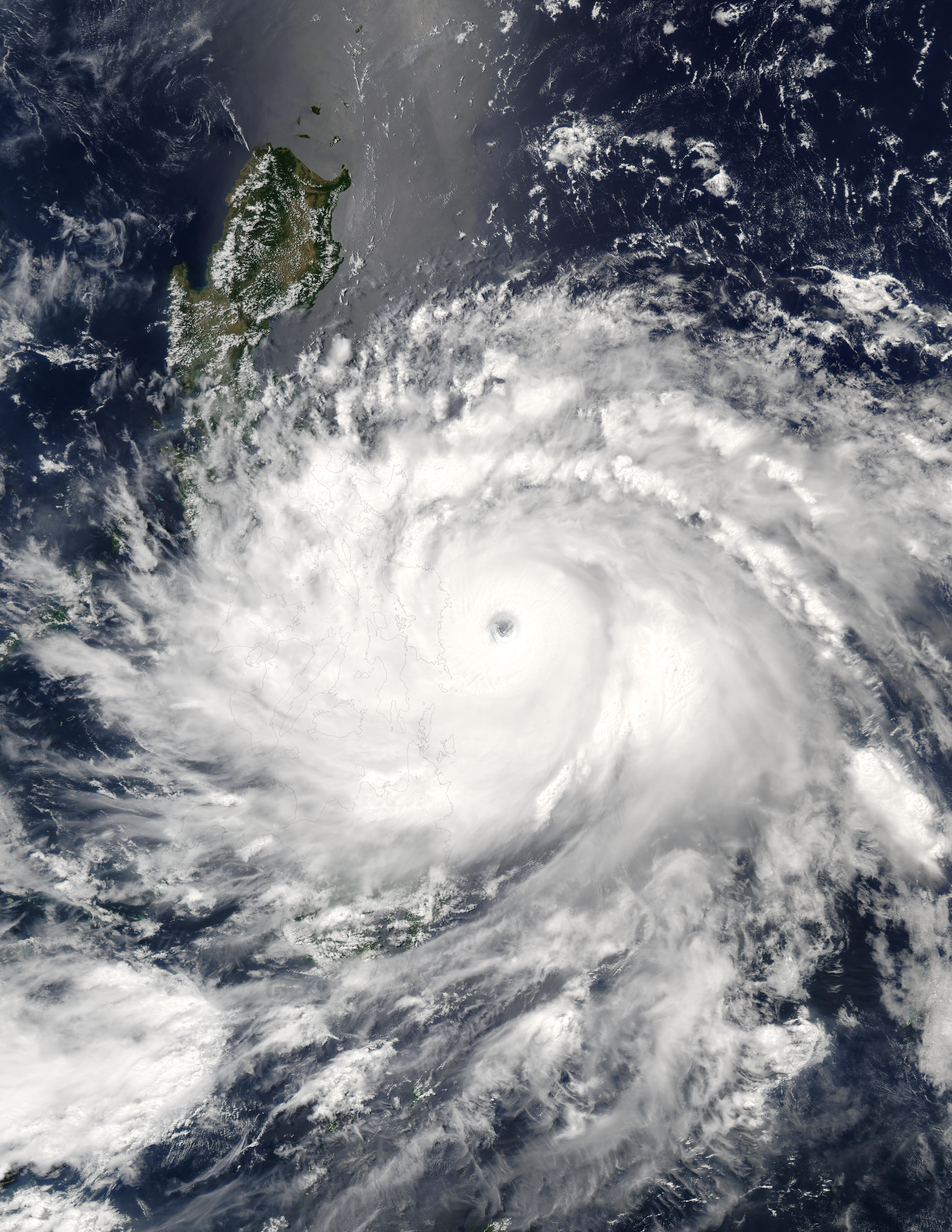Tifón Nida (04W) encima de las Filipinas