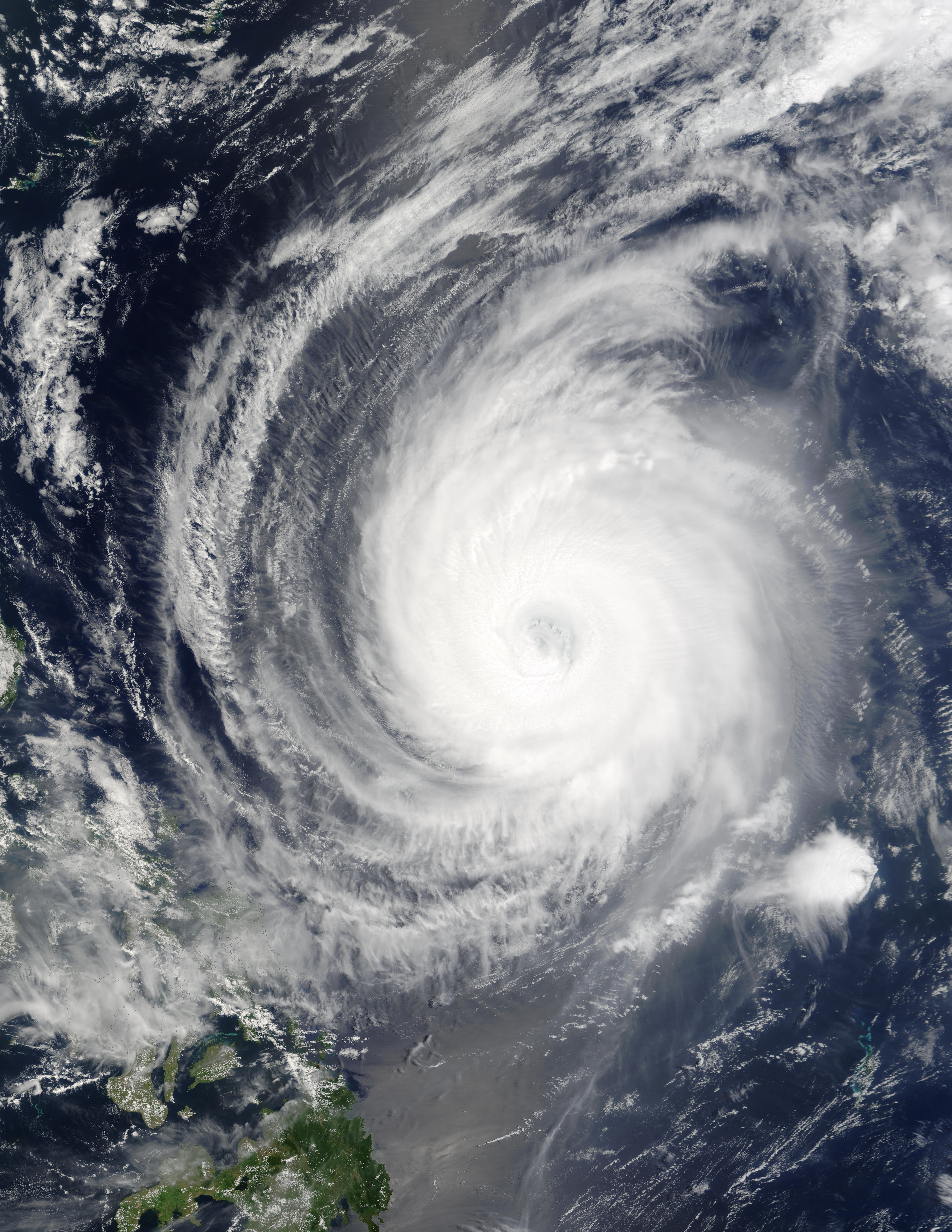 Tifón Sudal (03W) cerca de las Filipinas