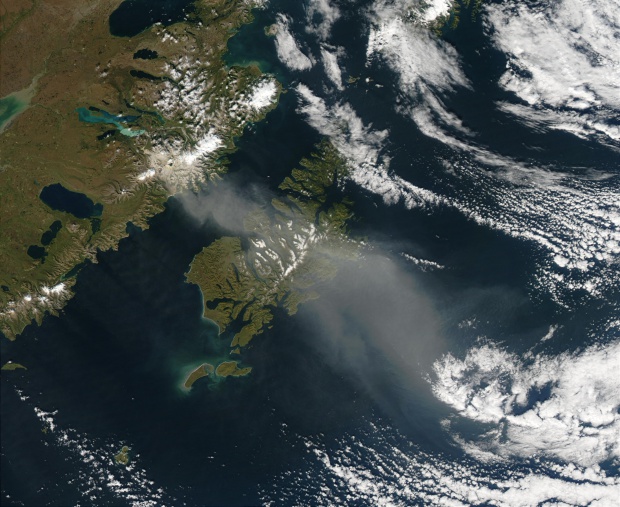 Ceniza volcánica resuspendida encima de la isla de Kodiak, Alaska
