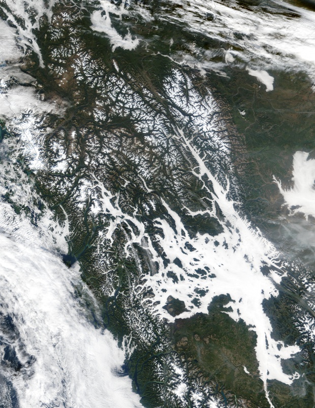 Niebla en los valles de las Montañas Rocosas, Columbia Británica