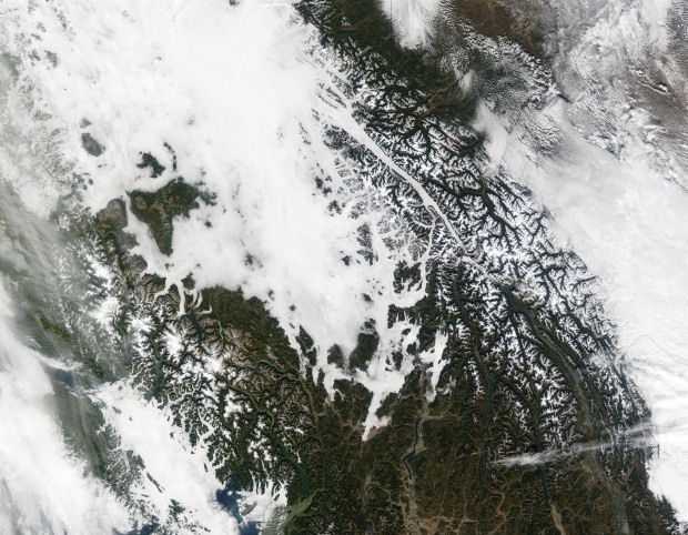 Niebla en los valles de las Montañas Rocosas, Columbia Británica