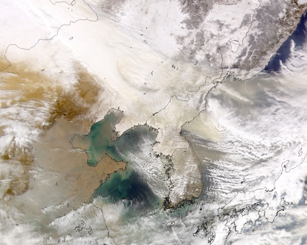 Nieve y polvareda encima de Mongolia Interior