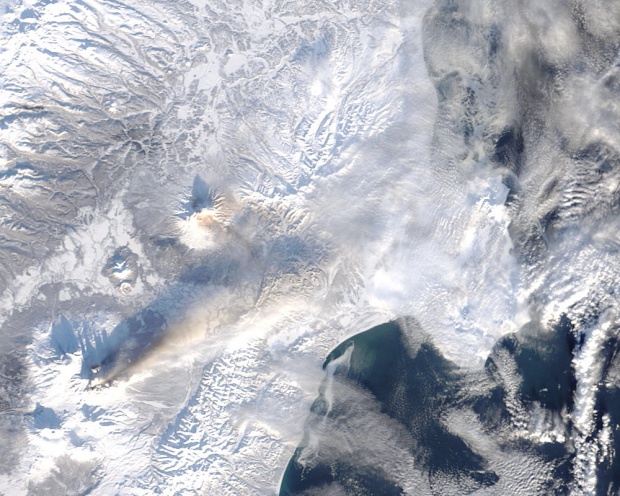 Pluma de cenizas en la Península de Kamchatka, Rusia Oriental