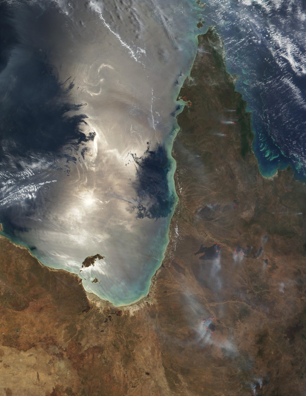 Reflexión solar en el Golfo de Carpentaria y incendio forestal en Queensland, Australia